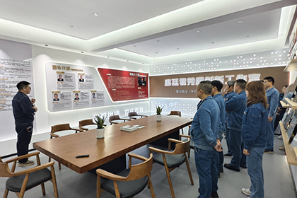 瀘天化股份公司工會(huì)組織廣大員工參觀勞模和工匠創(chuàng)新工作室及詩(shī)書畫院